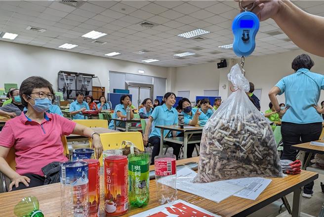 嘉县环保局去年在县治特区一日捡拾2400多个菸蒂。（嘉县环保局／廖素慧嘉县传真）