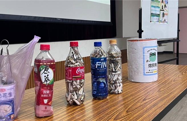 嘉义县环保局鼓励民眾捡拾菸蒂装满宝特瓶兑换奖励金。（嘉义县环保局提供／廖素慧嘉县传真）