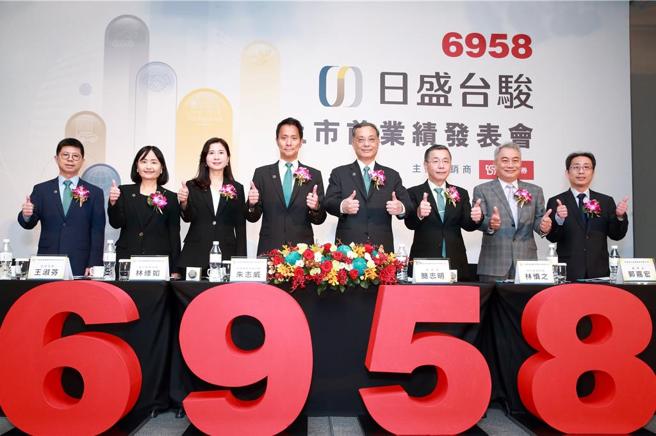 日盛台骏董事长简志明(右四)、日盛台骏副董事长朱志威(左四)。图＼日盛台骏提供