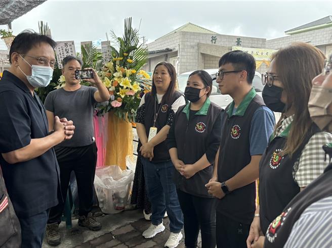 原民會主委曾智勇Ljaucu‧Zingrur（左）感謝花蓮原家中心社工員第一時間提供馬家協助。（原民會提供／王志偉花蓮傳真）