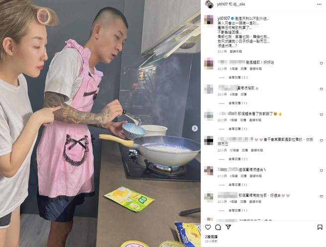 鳳梨穿上女僕圍裙下廚，與平時形象反差大。（圖／翻攝自IG 鳳梨）
