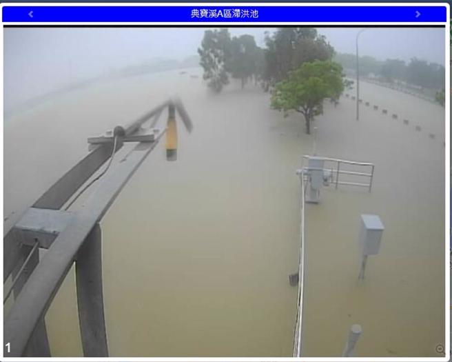 強颱凱米挾帶巨量雨勢侵襲南部，此次凱米颱風帶來的雨量已經超越當年造成八八風災的莫拉克颱風，且高雄市總量達490萬噸的滯洪池，也近乎全滿。（高市府水利局提供／洪浩軒高雄傳真）