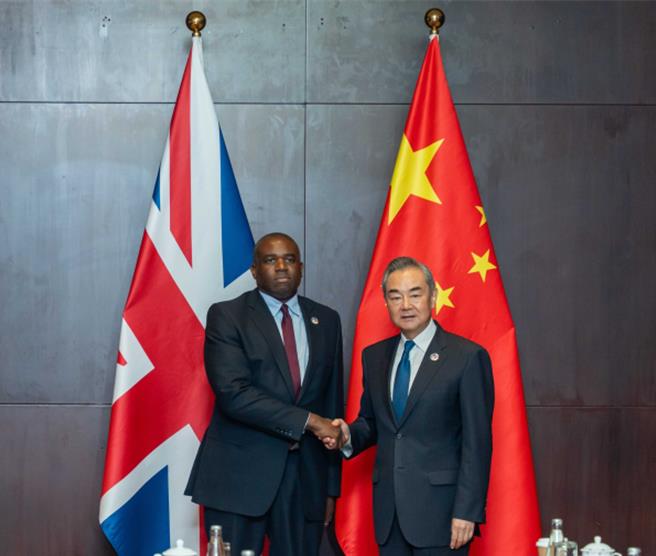 王毅见英国外交发展大臣盼为陆企提供公平公正非歧视营商环境。（大陆外交部）