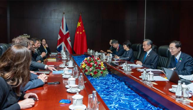 王毅见英国外交发展大臣盼为陆企提供公平公正非歧视营商环境。（大陆外交部）