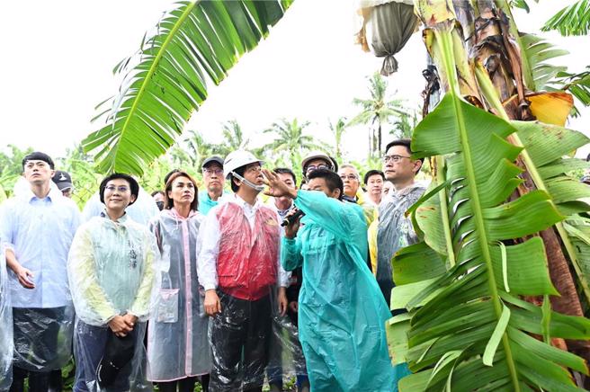 总统赖清德26日上午赴高雄勘查农损灾情，亲自到旗山美浓的交界、25日淹水将近一层楼高苏班长的香蕉园进行勘灾。（林雅惠摄）