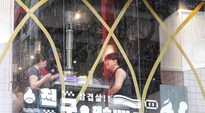 圖為25日台北賺到1天颱風假，西門町午後出現逛街人潮，民眾在颱風天大啖美食。（黃世麒攝）