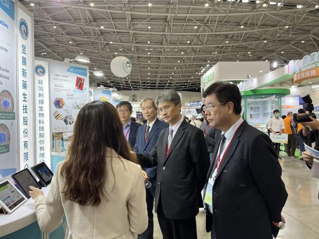 國科會副主委蘇振綱(右2)由中科管理局副局長許正宗(右3)陪同赴亮點廠商昱展新藥展台，聽取長效緩釋製劑平台研發成果。圖／中科提供