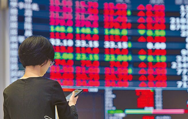 法人预估，以台积电ADR在24日大跌5.89％并跌破季线，以及25日开盘续跌推算，颱风假后的台股26日开市后先补跌、面临季线22,185点保卫战。图／本报资料照片