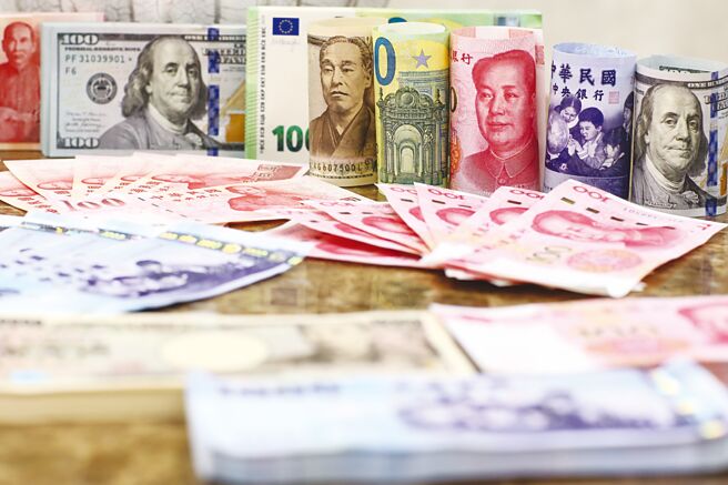 新台币7月份已狂贬3.88角或1.18％，将挑战33元整数关卡。图／本报资料照片