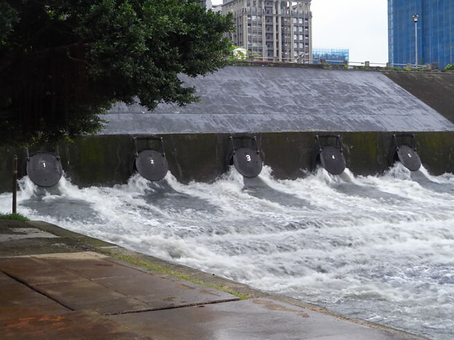 行政院表示，为缩短水灾应变时间，刚核定的新一期「水灾智慧防灾计画」，将于5年内投入30.9亿元，提升未来6小时洪水预警准确度。图／本报资料照片