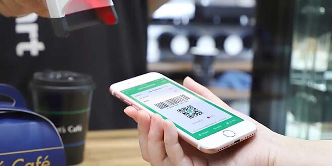 近日不少年輕妹子自嘲是乞丐，將繳費單上傳至網路上請人幫忙付款，律師張榮成警告恐淪為贓款洗錢的管道，提醒網友們小心。（示意圖／本報資料照片）