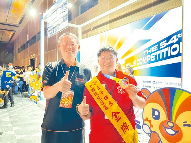 桃竹苗分署長賴家仁（左）與中餐烹飪獲金牌的培訓選手許博鈞（右）合影。圖／桃竹苗分署提供