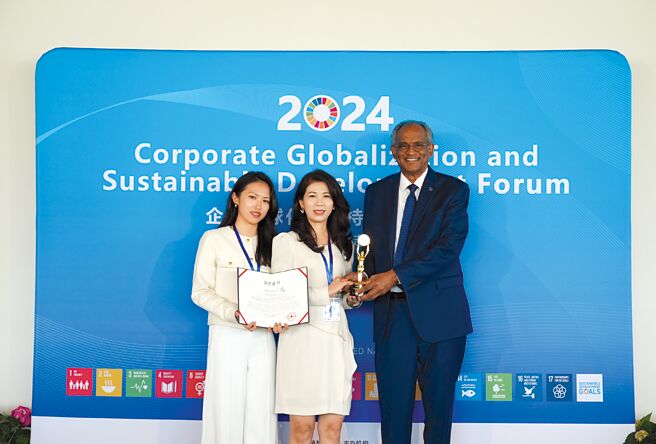 灆海生技执行长苏秋蓉（中）于联合国纽约曼哈顿总部获颁「国际行业影响力品牌奖」。图／灆海生技提供