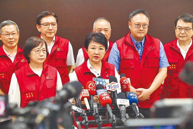 民進黨政策會執行長王義川酸台中市長盧秀燕（中）訪美又折返，與市府團隊穿紅背心與防颱應變中心連線「演過頭」，藍委反批消費颱風災情。（本報資料照片）