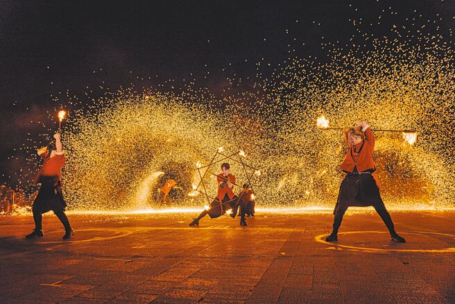 宜兰传艺园区打造七夕期间限定蓝眼泪，并有极光火舞演出。（全联善美的文化艺术基金会提供／吴佩蓉宜兰传真）