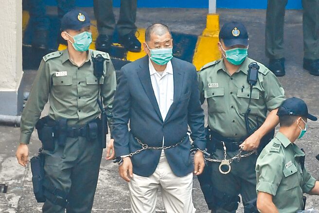 香港壹傳媒創辦人黎智英因涉嫌串謀勾結外國勢力，被控3項罪嫌，法官裁定3罪表面證供均成立，案件11月20日續審，黎智英將出庭自辯。（中新社）