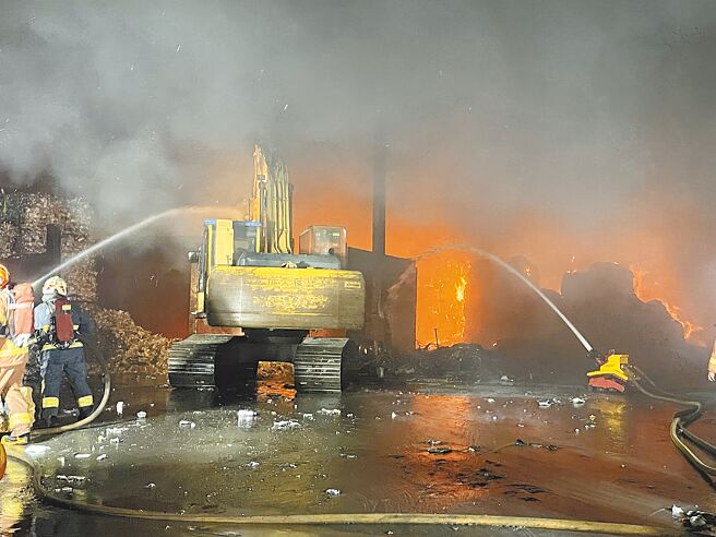 為降低人員傷害的風險，可利用救災機器人代替消防員先行進入火場，避免讓消防員暴露在高危險的救災環境中。（新北市消防局提供／高鈞麟新北傳真）