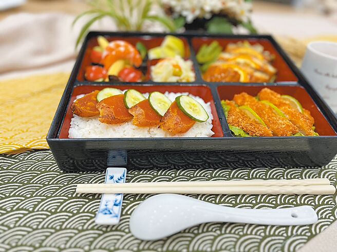 雲林縣口湖遊客中心推出「烏金鰻香」定食，25日遊客中心表示主菜烏魚子與蒲燒鰻搭配當季食蔬，美味又精緻，吃巧又吃飽。（口湖遊客中心提供／張朝欣雲林傳真）