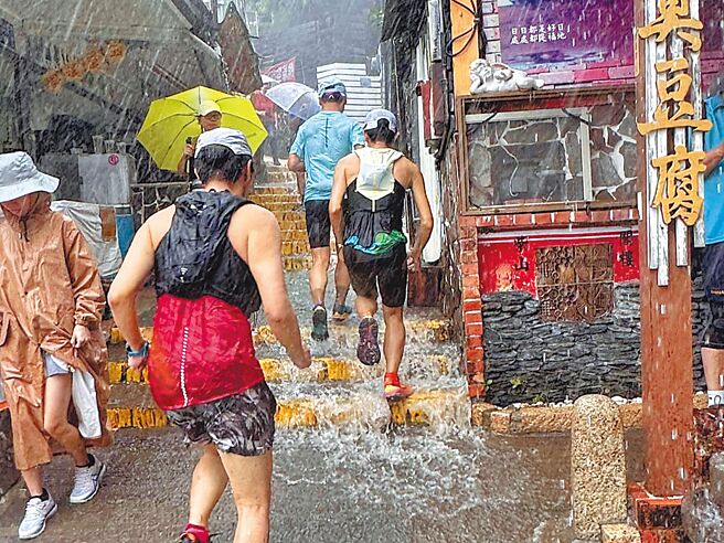 「高雄壽山盤榕三進三出」吸引不少跑友共襄盛舉，24日颱風來臨前仍有不少跑友冒雨揪團體驗、留下「玩水照」。（取自臉書社團「靠南越野」／袁庭堯高雄傳真）
