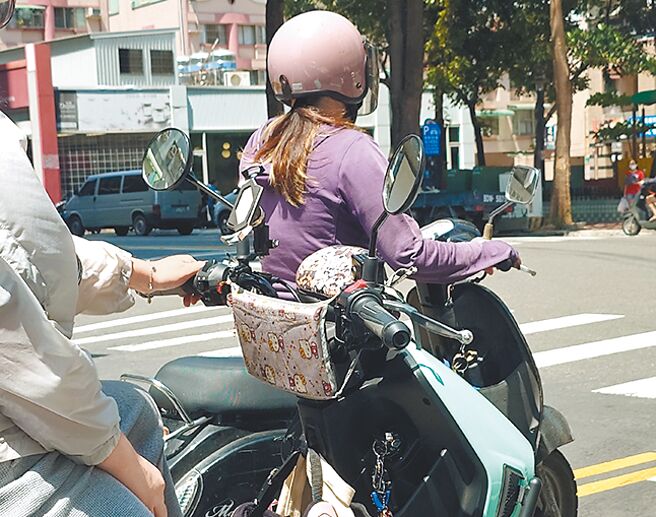 有民眾購買儀表板保護罩防止陽光曝曬，卻有人騎車時仍未取下，警方表示目前無法可罰，但仍呼籲上路時要取下以確認車輛狀況。（任義宇攝）