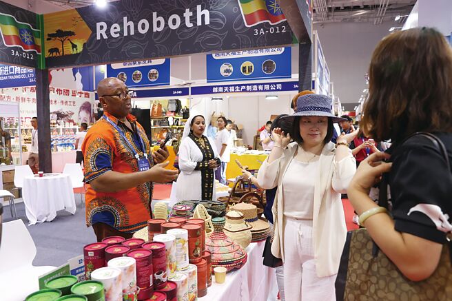 大陸電商領域國際經貿合作持續拓展，上半年網上零售額7.1兆元人民幣。（新華社）