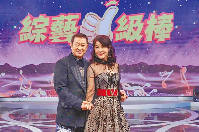 蔡小虎（左）、龙千玉合体登上《综艺一级棒》热唱，重现萤幕情侣的经典画面。（中视提供）