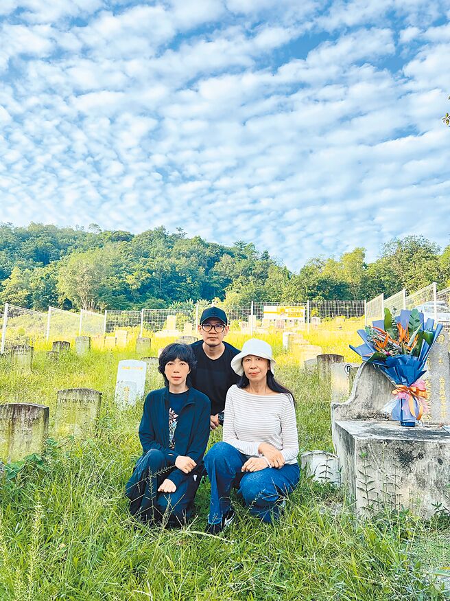 万芳（左起）赴马来西亚宣传，与张吉安、蔡宝珠重返电影拍摄地义山。（原点概念提供）