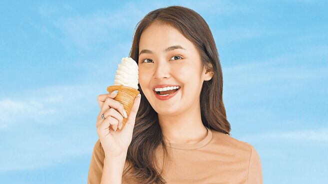 為了提倡節能減碳的便利數位生活，遠傳透過減少紙本使用的「數位帳單」、免填紙本申請的「自動扣繳」，以及可隨時掌握訊息的「遠傳心生活APP」提供貼心服務。即日起至9月10日，遠傳月租型個人用戶使用「數位帳單」完成3步驟，即可參加全家霜淇淋抽獎活動（見圖）；即日起至10月10日，只要成功辦理銀行帳戶或信用卡自動扣繳，即有機會抽中價值300元的「即享券」。（遠傳提供）