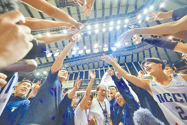 2024年政大雄鹰创下歷史纪录，成为大专联赛改制以来，第一支获得四连霸的队伍。（政大提供）