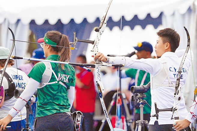 巴黎奧運25日舉行射箭女子個人排名賽，我國選手雷千瑩（右）在完成72箭之後，排名29。（杜宜諳攝）