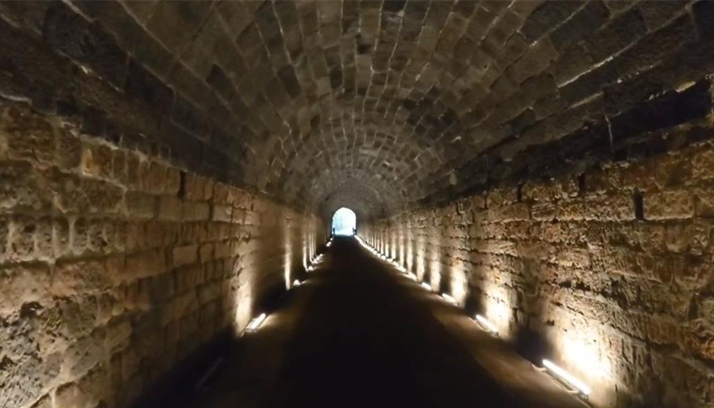 基隆市定古蹟劉銘傳隧道為市定古蹟，封閉15年後重新開放，內有葉鼻蝠棲息，吸引遊客踩點打卡。（徐佑昇攝）