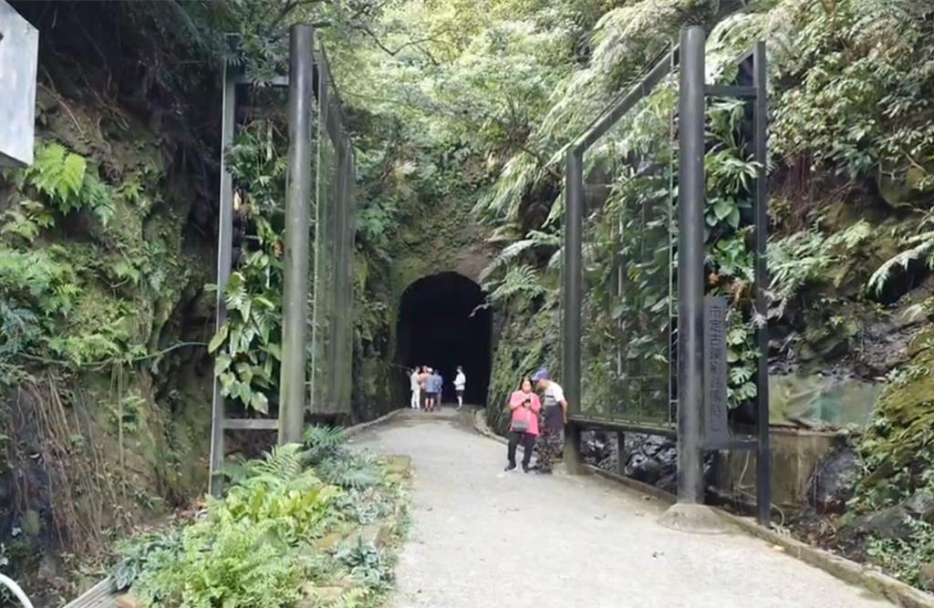 基隆市定古蹟劉銘傳隧道為市定古蹟，封閉15年後重新開放，內有葉鼻蝠棲息，吸引遊客踩點打卡。（徐佑昇攝）