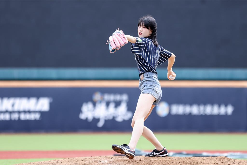 台北興富發棒球體驗營今熱血揭序幕 棒球美少女「LOLO」驚豔火球開場