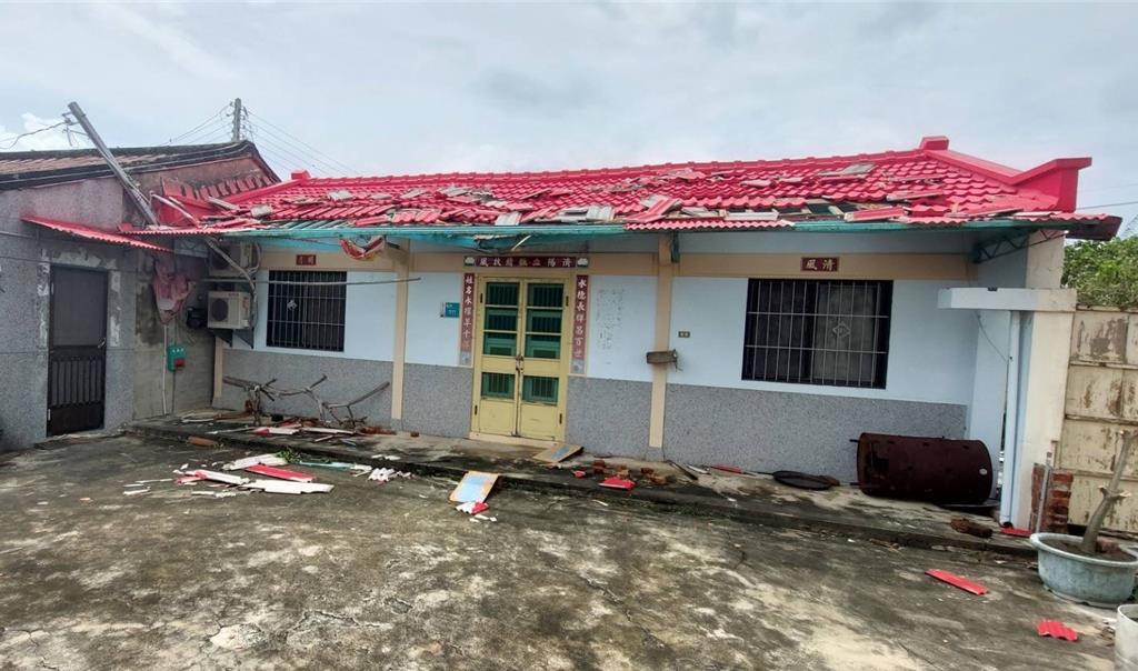 「怪風」摧毀佳里區！台南10戶民宅屋頂被吹翻