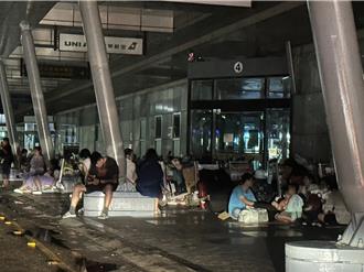 凱米害8千人滯留澎湖  上百旅客夜宿馬公航站走廊搶補位