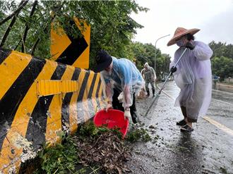 凱米吹亂縣容 金門環保局清潔隊總動員災後復原