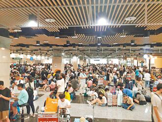 金澎近萬旅客滯留 凌晨排隊搶機位