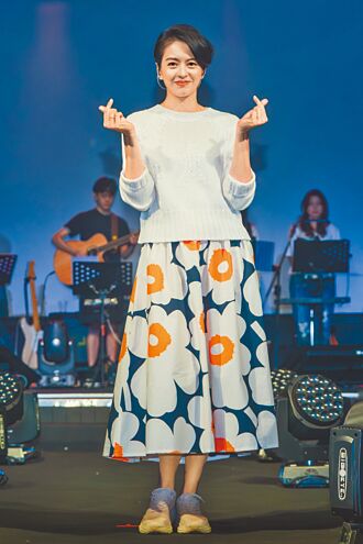 梁詠琪擦身颱風 掏壓箱寶唱過癮