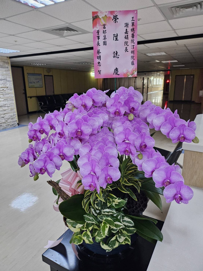 謝嘉娟升任三總汀州院區院長一職，上任當天，各界祝賀花籃湧入。(戴志揚翻攝)