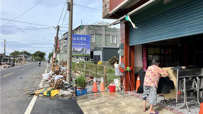 受灾户们今早趁着天空放晴，赶紧清理家园。（张毓翎摄）