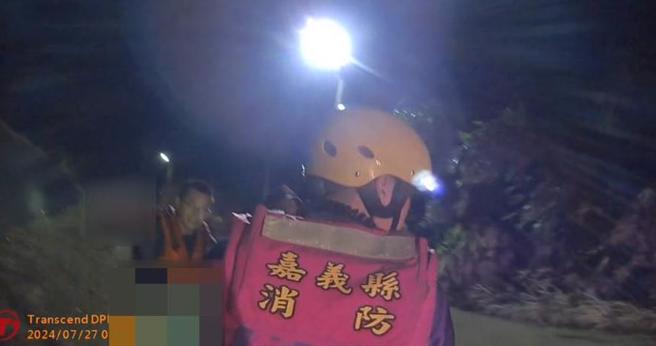 消防人员到案发现场时，很快就发现王姓男子趴在水深6、70公分的沟渠、农田间，人已明显死亡。（嘉县消防局提供∕吕妍庭嘉义传真）