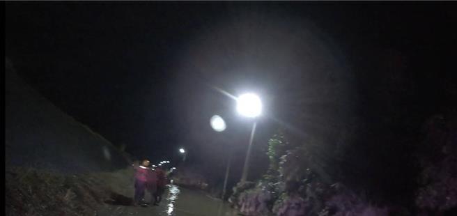 消防人员到案发现场时，很快就发现王姓男子趴在水深6、70公分的沟渠、农田间，人已明显死亡。（嘉县消防局提供∕吕妍庭嘉义传真）