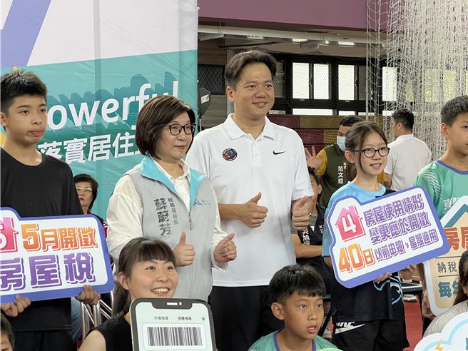 新竹市代理市长邱臣远27日上午首次以代理市长身分露面，帮税务杯篮球赛开球。（王惠慧摄）