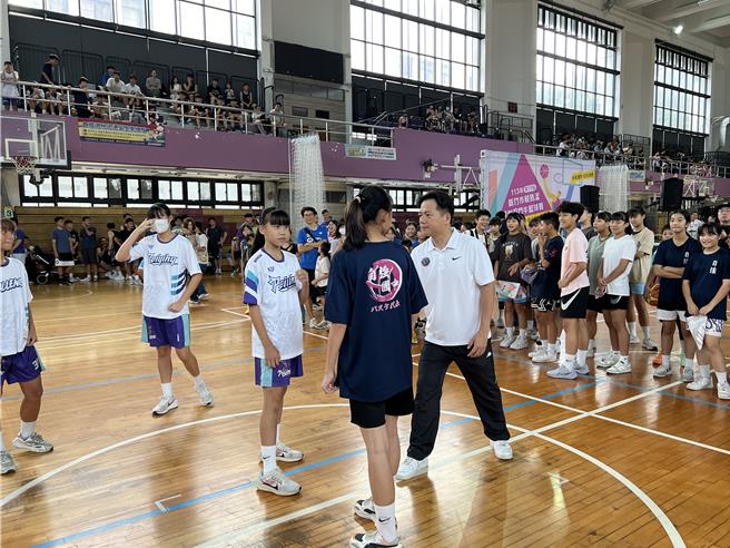 新竹市代理市长邱臣远27日上午首次以代理市长身分露面，帮税务杯篮球赛开球。（王惠慧摄）