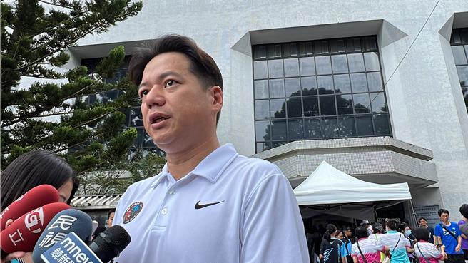 新竹市代理市长邱臣远27日被问到目前心情，邱臣远说，市政是一棒接一棒，承诺市民市政不会延宕。（王惠慧摄）