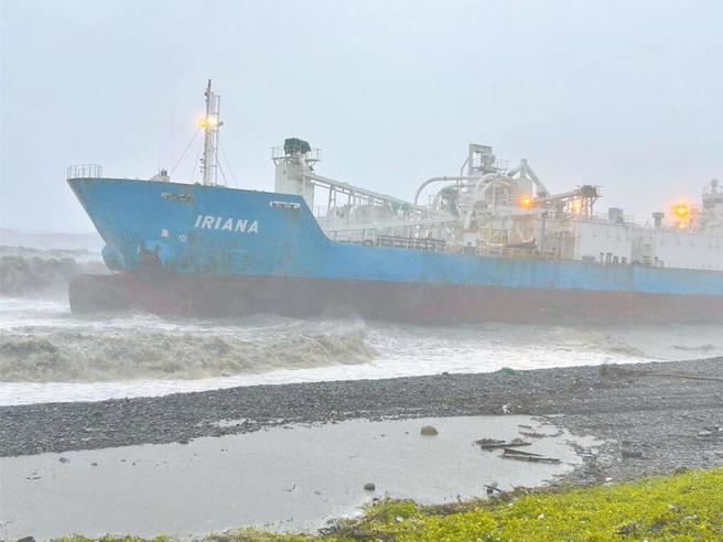 受到颱风凯米影响，屏东风大雨大，海上掀起大浪，印尼籍货轮「伊莉安娜（IRIANA）」24日搁浅屏东沙滩。（海巡署提供）
