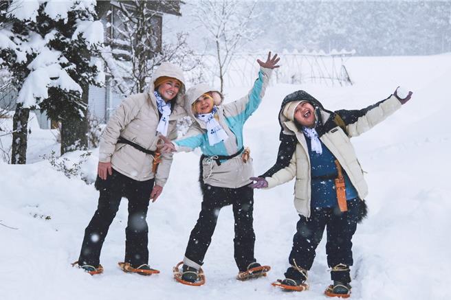 嚴藝文（左起）、楊貴媚、鍾欣凌在秋田搭建雪屋。（桂田文化藝術基金會、桂田文創提供）