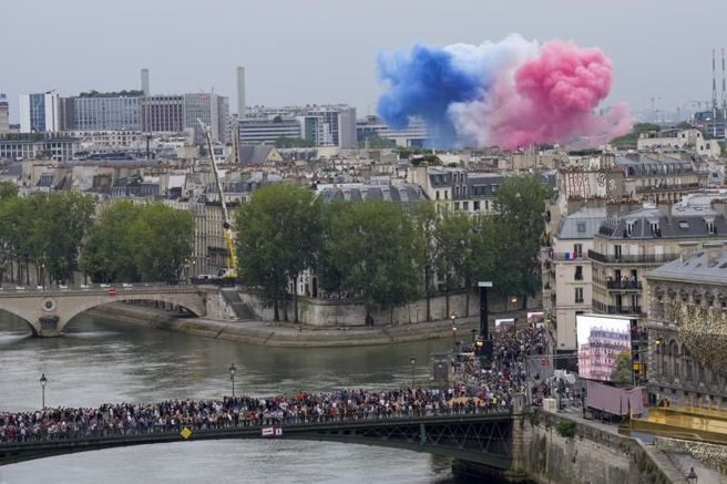 群眾在橋上觀看開幕儀式。（美聯社）