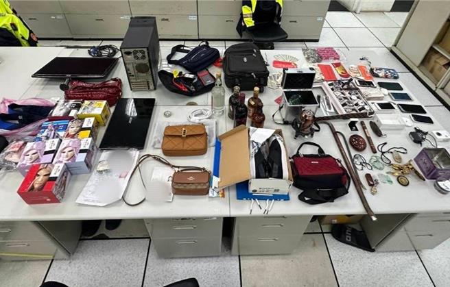 八德警方在张男的小客车内起获新台币44200元、手表、名牌包、手机等多项赃物。（八德警分局提供）