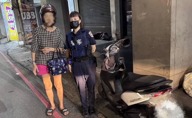 桃園警分局實習生劉佳妶協助民眾尋找遺失車輛。（桃園警分局提供）